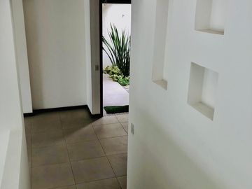 Venta Casa a Estrenar en Cumbayá, Conjunto Residencial de 9 casas, 266M² C. 385 M² T. $310.000