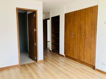 Venta Casa a Estrenar en Cumbayá, Conjunto Residencial de 9 casas, 266M² C. 385 M² T. $310.000