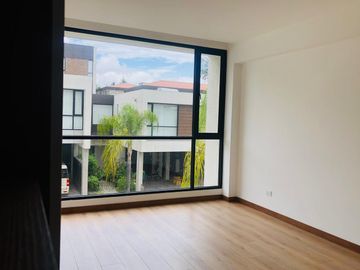 Venta Casa a Estrenar en Cumbayá, Conjunto Residencial de 9 casas, 266M² C. 385 M² T. $310.000