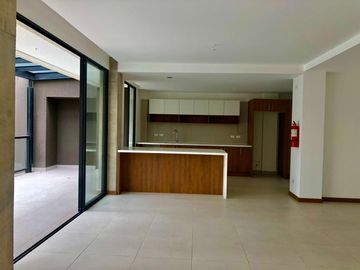 Venta Casa a Estrenar en Cumbayá, Conjunto Residencial de 9 casas, 266M² C. 385 M² T. $310.000