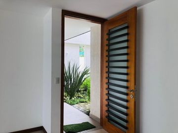 Venta Casa a Estrenar en Cumbayá, Conjunto Residencial de 9 casas, 266M² C. 385 M² T. $310.000