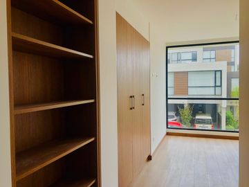 Venta Casa a Estrenar en Cumbayá, Conjunto Residencial de 9 casas, 266M² C. 385 M² T. $310.000
