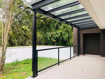 Venta Casa a Estrenar en Cumbayá, Conjunto Residencial de 9 casas, 266M² C. 385 M² T. $310.000