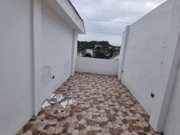 Casa con Local en Venta en Urdesa Norte, Remodelada, 5 Habitaciones, 6 Baños, Terraza, Balcón, Garaje, Seguridad.