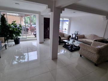 Casa con Local en Venta en Urdesa Norte, Remodelada, 5 Habitaciones, 6 Baños, Terraza, Balcón, Garaje, Seguridad.