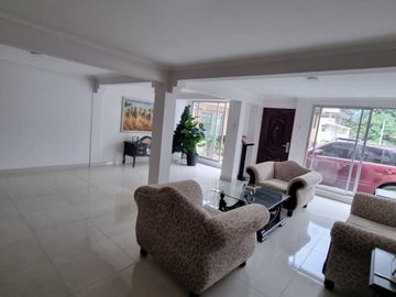 Casa con Local en Venta en Urdesa Norte, Remodelada, 5 Habitaciones, 6 Baños, Terraza, Balcón, Garaje, Seguridad.