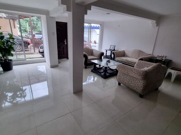 Casa con Local en Venta en Urdesa Norte, Remodelada, 5 Habitaciones, 6 Baños, Terraza, Balcón, Garaje, Seguridad.