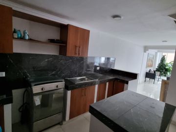 Casa con Local en Venta en Urdesa Norte, Remodelada, 5 Habitaciones, 6 Baños, Terraza, Balcón, Garaje, Seguridad.