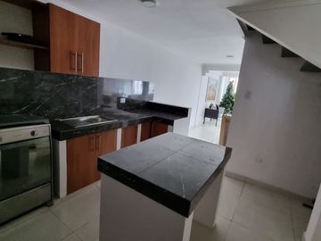 Casa con Local en Venta en Urdesa Norte, Remodelada, 5 Habitaciones, 6 Baños, Terraza, Balcón, Garaje, Seguridad.