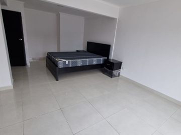 Casa con Local en Venta en Urdesa Norte, Remodelada, 5 Habitaciones, 6 Baños, Terraza, Balcón, Garaje, Seguridad.