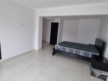 Casa con Local en Venta en Urdesa Norte, Remodelada, 5 Habitaciones, 6 Baños, Terraza, Balcón, Garaje, Seguridad.