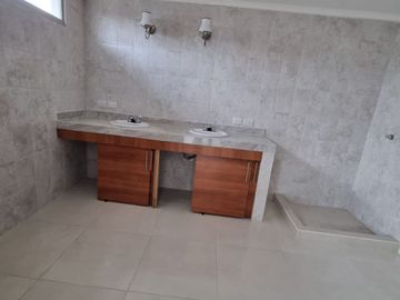 Casa con Local en Venta en Urdesa Norte, Remodelada, 5 Habitaciones, 6 Baños, Terraza, Balcón, Garaje, Seguridad.