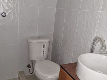 Casa con Local en Venta en Urdesa Norte, Remodelada, 5 Habitaciones, 6 Baños, Terraza, Balcón, Garaje, Seguridad.