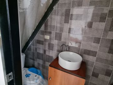 Casa con Local en Venta en Urdesa Norte, Remodelada, 5 Habitaciones, 6 Baños, Terraza, Balcón, Garaje, Seguridad.