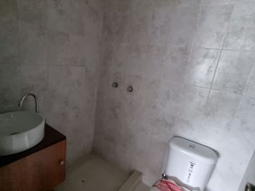Casa con Local en Venta en Urdesa Norte, Remodelada, 5 Habitaciones, 6 Baños, Terraza, Balcón, Garaje, Seguridad.