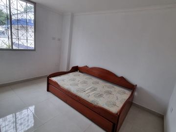 Casa con Local en Venta en Urdesa Norte, Remodelada, 5 Habitaciones, 6 Baños, Terraza, Balcón, Garaje, Seguridad.
