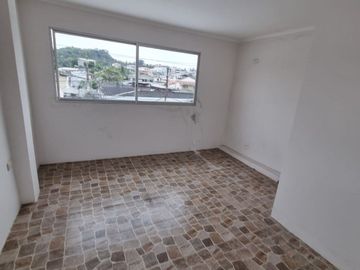 Casa con Local en Venta en Urdesa Norte, Remodelada, 5 Habitaciones, 6 Baños, Terraza, Balcón, Garaje, Seguridad.