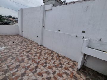 Casa con Local en Venta en Urdesa Norte, Remodelada, 5 Habitaciones, 6 Baños, Terraza, Balcón, Garaje, Seguridad.