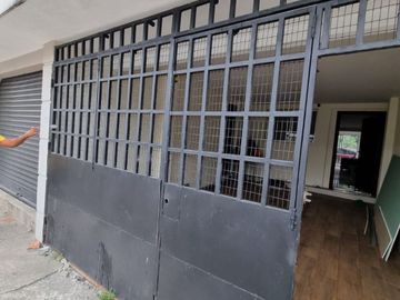 Casa con Local en Venta en Urdesa Norte, Remodelada, 5 Habitaciones, 6 Baños, Terraza, Balcón, Garaje, Seguridad.