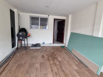 Casa con Local en Venta en Urdesa Norte, Remodelada, 5 Habitaciones, 6 Baños, Terraza, Balcón, Garaje, Seguridad.