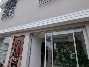 Casa con Local en Venta en Urdesa Norte, Remodelada, 5 Habitaciones, 6 Baños, Terraza, Balcón, Garaje, Seguridad.