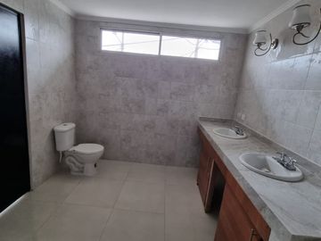 Casa con Local en Venta en Urdesa Norte, Remodelada, 5 Habitaciones, 6 Baños, Terraza, Balcón, Garaje, Seguridad.