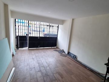 Casa con Local en Venta en Urdesa Norte, Remodelada, 5 Habitaciones, 6 Baños, Terraza, Balcón, Garaje, Seguridad.