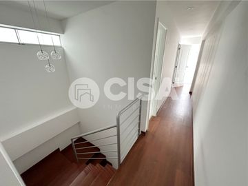 Vive con Estilo: Dúplex de 145 m² con Terraza y Vista Exterior en Surquillo