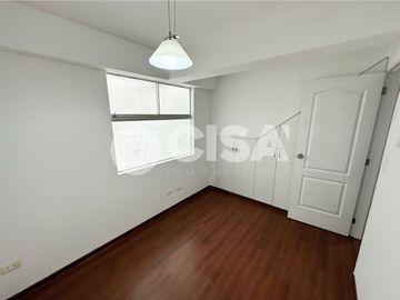 Vive con Estilo: Dúplex de 145 m² con Terraza y Vista Exterior en Surquillo