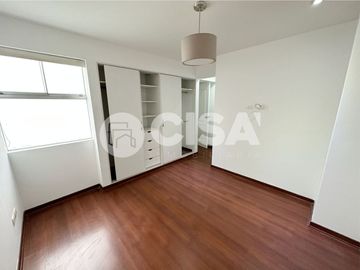 Vive con Estilo: Dúplex de 145 m² con Terraza y Vista Exterior en Surquillo