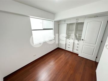 Vive con Estilo: Dúplex de 145 m² con Terraza y Vista Exterior en Surquillo