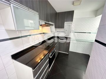 Vive con Estilo: Dúplex de 145 m² con Terraza y Vista Exterior en Surquillo