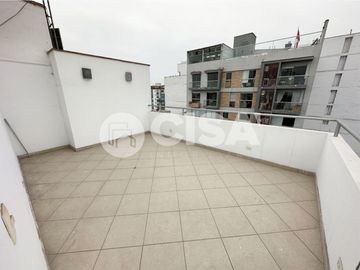 Vive con Estilo: Dúplex de 145 m² con Terraza y Vista Exterior en Surquillo
