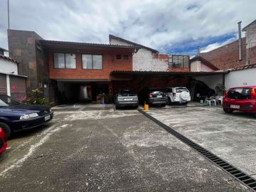 amplio terreno en venta con parqueadero público y casa en venta en San Sebastián