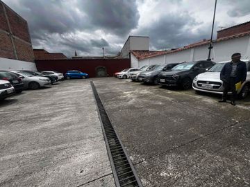 amplio terreno en venta con parqueadero público y casa en venta en San Sebastián