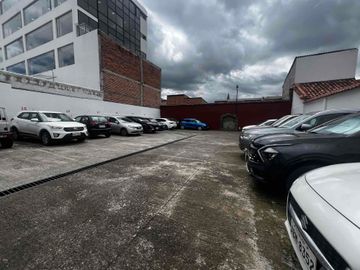 amplio terreno en venta con parqueadero público y casa en venta en San Sebastián