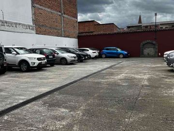 amplio terreno en venta con parqueadero público y casa en venta en San Sebastián