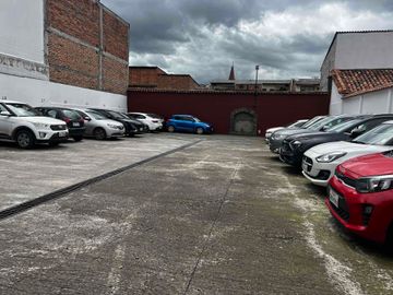 amplio terreno en venta con parqueadero público y casa en venta en San Sebastián