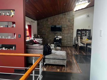 amplio terreno en venta con parqueadero público y casa en venta en San Sebastián