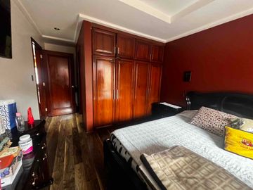 amplio terreno en venta con parqueadero público y casa en venta en San Sebastián