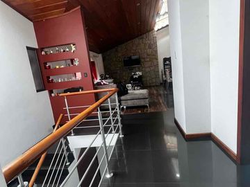 amplio terreno en venta con parqueadero público y casa en venta en San Sebastián