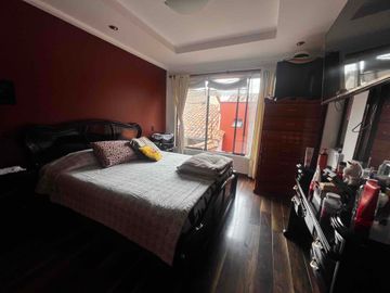 amplio terreno en venta con parqueadero público y casa en venta en San Sebastián