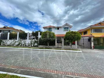 CASA INDEPENDIENTE EN URBANIZACION PRIVADA PORTAL DE LA HACIENDA SANGOLQUI