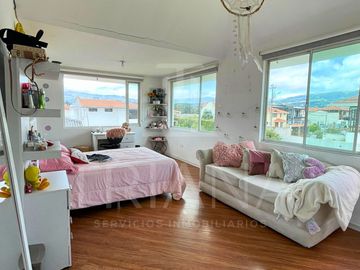 CASA INDEPENDIENTE EN URBANIZACION PRIVADA PORTAL DE LA HACIENDA SANGOLQUI