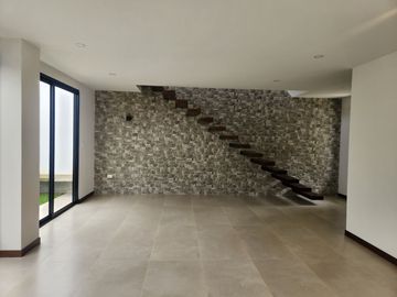 Casa nueva en venta lista para vivir en Challuabamba, en condominio privado