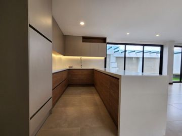 Casa nueva en venta lista para vivir en Challuabamba, en condominio privado