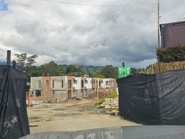 VENDO AMPLIA Y PRECIOSA CASA EN EL SECTOR DE LA FLORIDA DE 135m2, RETIRO FLORIDA