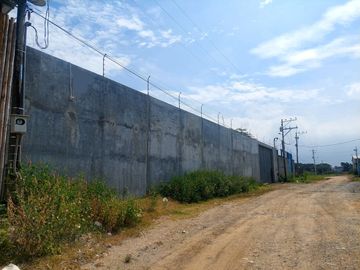 Venta de Terreno 2000 m² con Bodegas y Oficinas 1200 m² en Duran, Zona Industrial