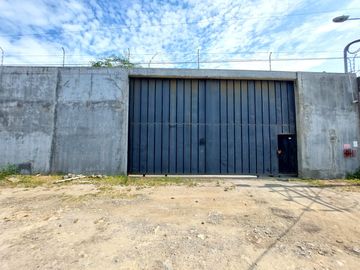Venta de Terreno 2000 m² con Bodegas y Oficinas 1200 m² en Duran, Zona Industrial