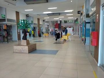 VENDO STAND COMERCIAL EN LA VICTORIA COMERCIAL GAMA 2DO NIVEL